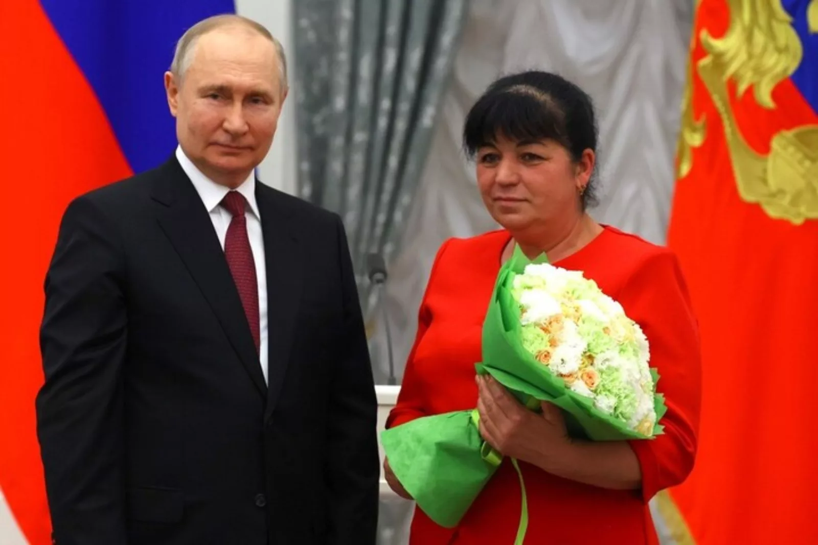 Путин награждает доярку Лизу Мирзабекову
