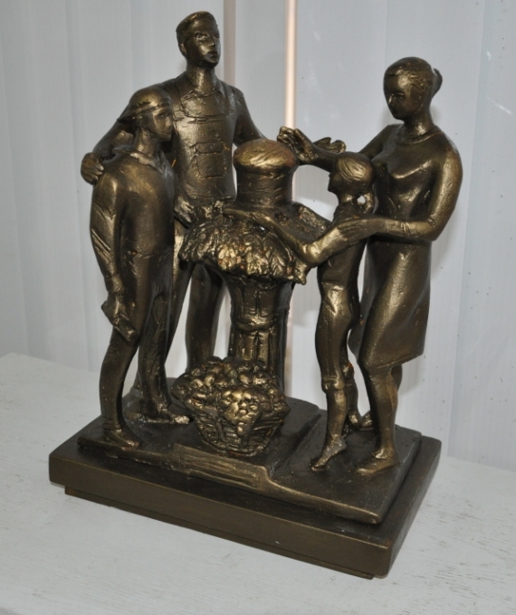 памятник саратовским аграрием